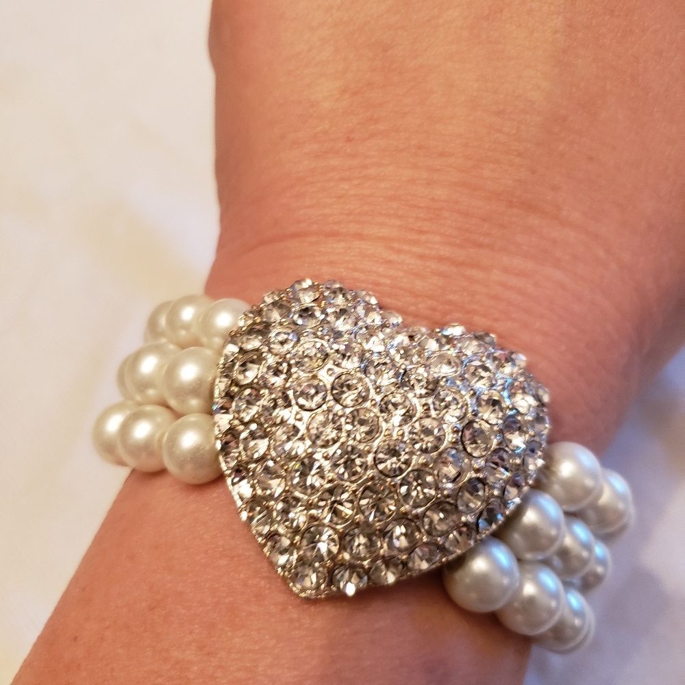 Rhinestone heart with three strand pearl bracelet
